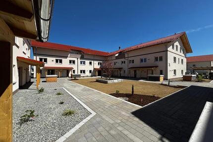 Schöne Dachgeschosswohnung mit viel Platz und besonderem Charme - WHG 17 mit EBK, Loggia und zwei Tiefgaragenstellplätze - Feichten an der Alz