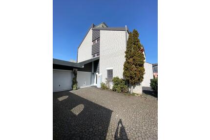 Splitlevel-Doppelhaushälfte Leverkusen Rheindorf-Süd von privat