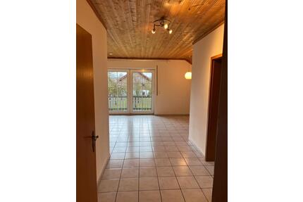 Helle 3 Zimmer Dachgeschoss-Wohnung mit Balkon & Garten - Künzing