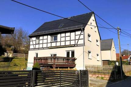 Ruhig gelegenes Familienhaus mit zwei Wohnungen und großem Garten in St. Egidien. Ideal für Berufspendler auf der Autobahn A 4.