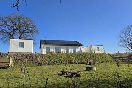 Neuwertiger Bungalow (Energie A-Plus) mit zwei sehr großen Garagen in idyllischer Ortsrandlage! - Seinsfeld