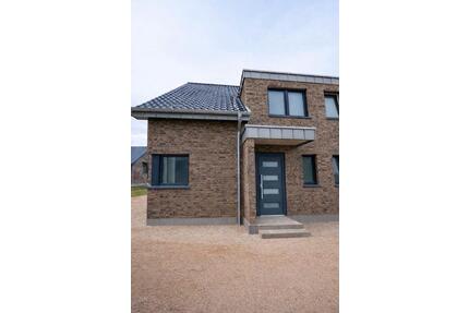 Doppelhaushälfte mit Garage und Garten - Weeze