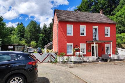 Wohnhaus mit Werkshalle - 245.000,00&nbsp;EUR Kaufpreis, ca.&nbsp; 130,00&nbsp;m&sup2; in Zweibrücken (PLZ: 66482)