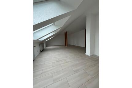 Helle 2,5-Zimmer-Dachgeschosswohnung in ruhiger Sackgassenlage - Dinslaken Lohberg