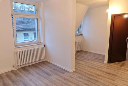 Renovierte 2-Zimmer-Dachgeschosswohnung zu vermieten! - Duisburg Laar