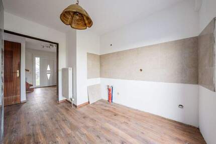 Saniertes Einfamilienhaus: 5 Zimmer mit Garten, Terrasse & Vollunterkellert in Jüchen - 127 m²