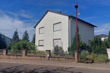 Einfamilienhaus mit großem Grundstück und Garage in Ockenheim