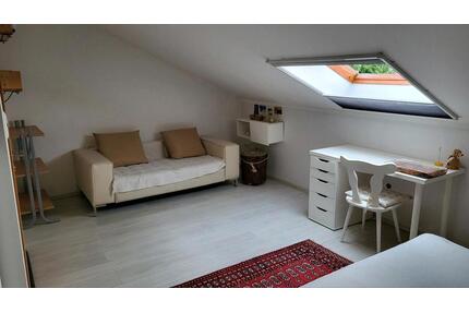 Gemütliche 35qm DG Zimmer - 900,00&nbsp;EUR Kaltmiete, ca.&nbsp; 35,00&nbsp;m&sup2; in München (PLZ: 80995) Feldmoching-Hasenbergl