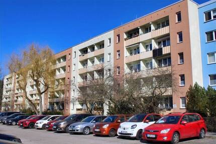 Kurzfristig bezugsfertig: Gepflegte 4-Zimmer ca. 70 m² Wohnung mit zwei Balkonen in Berlin-Marzahn