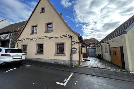 Wohnhaus mit ehemaliger Gastronomieeinheit und Gewölbekeller in Sommerach