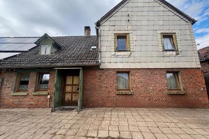 Stark sanierungsbedürftiges Wohnhaus mit großem Grundstück - Hötensleben