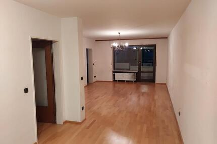 Dachau, geräumige 4-Zimmer-Eigentumswohnung, 104m², 2 Balkone, TG