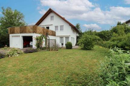 Schönes 2-Familienhaus mit schönem Außenbereich und zahlreichen Parkmöglichkeiten - Fluorn-Winzeln