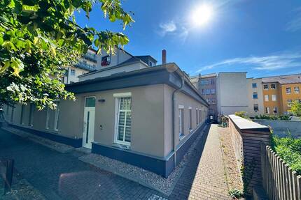 Außergewöhnlich wohnen! Großzügige 4-Raum-Wohnung mit Wohnküche, Komfortbad und Stellplatz in Gera.