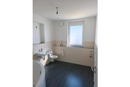 Moderne 2-Zimmer-Wohnung mit Balkon, Tiefgarage und Keller - Köfering