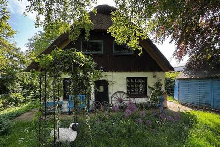 Tradition trifft Wohnkomfort - Reetdachhaus auf großzügigem Grundstück! Ihr neues Zuhause im Grünen - Kronprinzenkoog