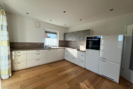 Traumhafte 2-Zimmer Wohnung barrierefrei, 2 Balkone, Garage, EBK - Tittling