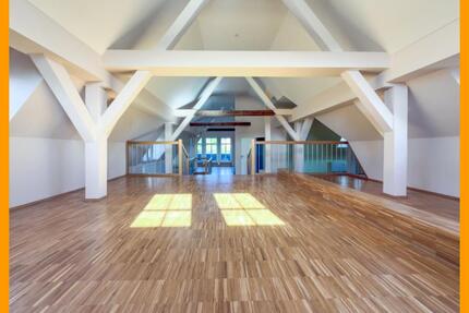 Wohnen mal anders! Imposante Dachgeschosswohnung mit Balkon und Aufzug! - Gera