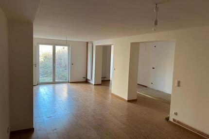 3 Zimmer Wohnung – 105 m² + 45 m² Terrasse + Garten – 1382 € warm - Oschersleben (Bode)