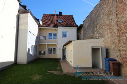 Wohnhaus mit Hinterhofgarten im Plattlinger Zentrum