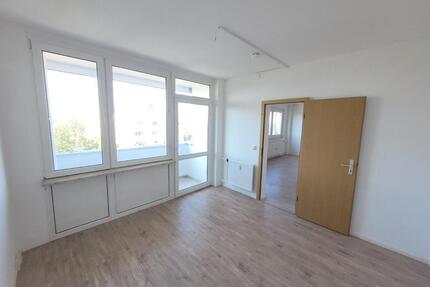 Lichtdurchflutetes 3 - Zimmer-Highlight mit ca. 70m², Privatem Balkon & EBK - Halle (Saale) Silberhöhe