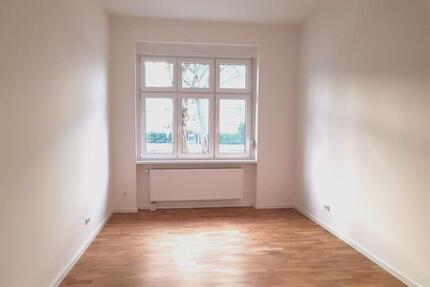 Berlin: Gut geschnittene 2,5 Zi-Whg, Balkon, Duschbad, saniert