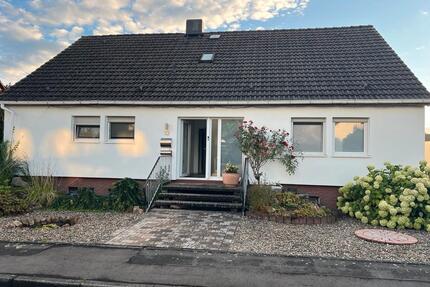 Zweifamilienhaus in Körle - 333.333,00&nbsp;EUR Kaufpreis, ca.&nbsp; 180,00&nbsp;m&sup2; in Körle (PLZ: 34327)