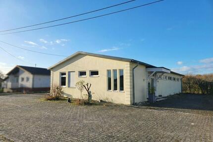 Hochwertig ausgestattete Gewerbehalle in verkehrsgünstiger Lage - Straßenhaus