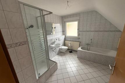 2 ZKB Dachgeschosswohnung mit Einbauküche - Homburg