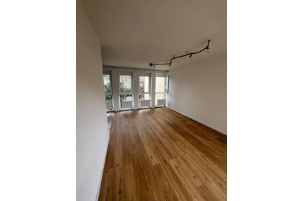 Helle 2 Zimmer Wohnung mit Balkon, Keller, EBK und TG - Ebersberg
