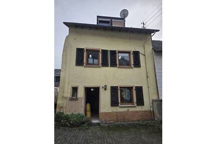 Kernsanierungsbedürftiges Haus mit viel Potenzial - Föhren