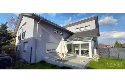 * Modernisiertes Zweifamilienhaus mit großem Grundstück * - Unlingen