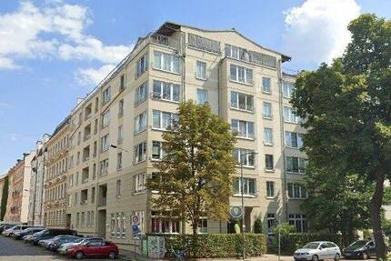 2-Zimmer-Wohnung mit Wintergarten und Aufzug im 3. Stock in der August-Bebel-Straße in Leipzig