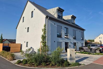 Neubau (BJ 2023) 2-Zimmer Dachgeschosswohnung in KfW55 Haus - Geiselwind