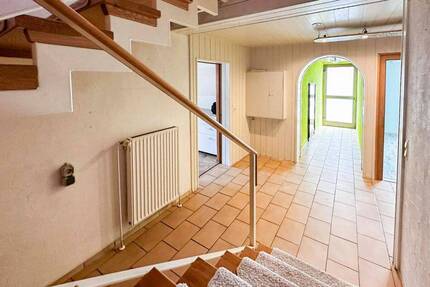 Raum für Ideen: Großzügiges Wohnhaus mit Garage, Hof und Scheune - Wilhermsdorf