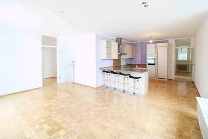 Bezugsfrei und mit Bergpanorama: 5-Zi.-Wohnung in Putzbrunn + 3 Terrassen + TG-Stellplatz