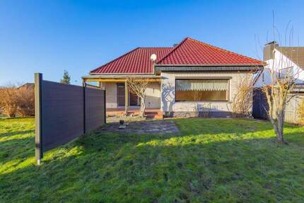 Winkelbungalow mit Ausbaureserve, Keller und Garage in ruhiger, familiengerechter Lage von Hohn