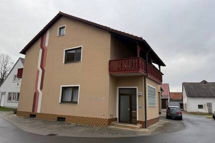 gepflegtes Wohnhaus mit Einbauküche und großer Werkstatt in Eichfeld - Volkach