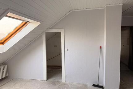 Geräumige, renovierte DG Wohnung- Holtener Str. - Oberhausen Biefang