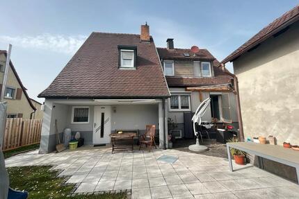 Freistehendes Einfamilen-Zweifamilienhaus in Waldbüttelbrunn