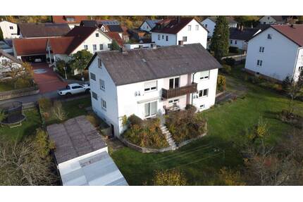 Gepflegtes und großzügiges Zweifamilienhaus - schönes Grundstück Garage Keller Nebengebäude - Schmidmühlen