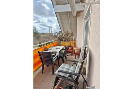 Auf 1 Ebene: Helle 3-Zi-DG-Whg - 900,00&nbsp;EUR Kaltmiete, ca.&nbsp; 98,00&nbsp;m&sup2; in Adelsdorf (PLZ: 91325)