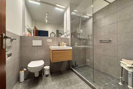 PINNEBERG: HOCHPARTERRE WOHNUNG MIT BALKON