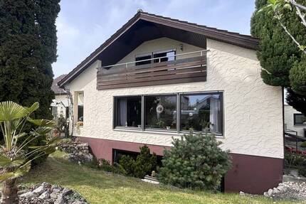 Großzügiges Wohnhaus mit Bungalow-Charakter, Garten-Idylle und großer Garage - Bernstadt
