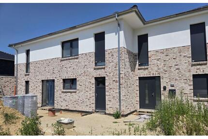 Zu vermieten- Hochwertige Doppelhaushälfte mit Garage 220 m² Wohn-und Nutzfläche - Bergen