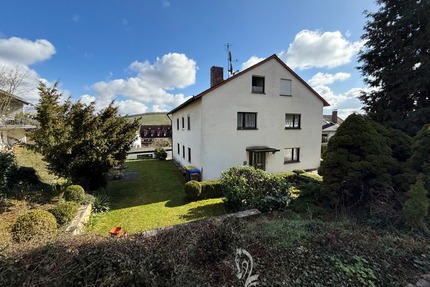 Zwei- bis Dreiparteienhaus in zentraler Lage mit Einliegerwohnung und Ausbaupotenzial im DG - Zell am Main