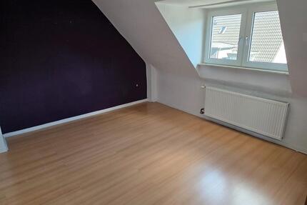 Dachgeschosswohnung 3,5 Zimmer mit Einbauküche 4.Etage - Oberhausen