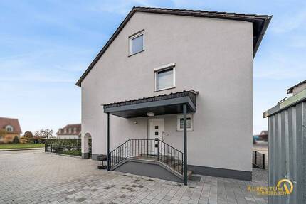 Großzügiges Anwesen mit Wohn- und Gewerbeeinheiten sowie Werkstatt - Regenstauf