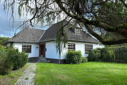 COURTAGEFREI Charmanter Bungalow mit ausgebautem Dachgeschoss, Keller, großem Garten und Garage – ca. 745m² - Elmenhorst