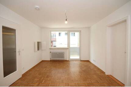 Gut geschnittene, neu renovierte 2-Zimmer-Wohnung mit Loggia in ruhiger Lage, Nähe U2 Milbertshofen - München Milbertshofen-Am Hart